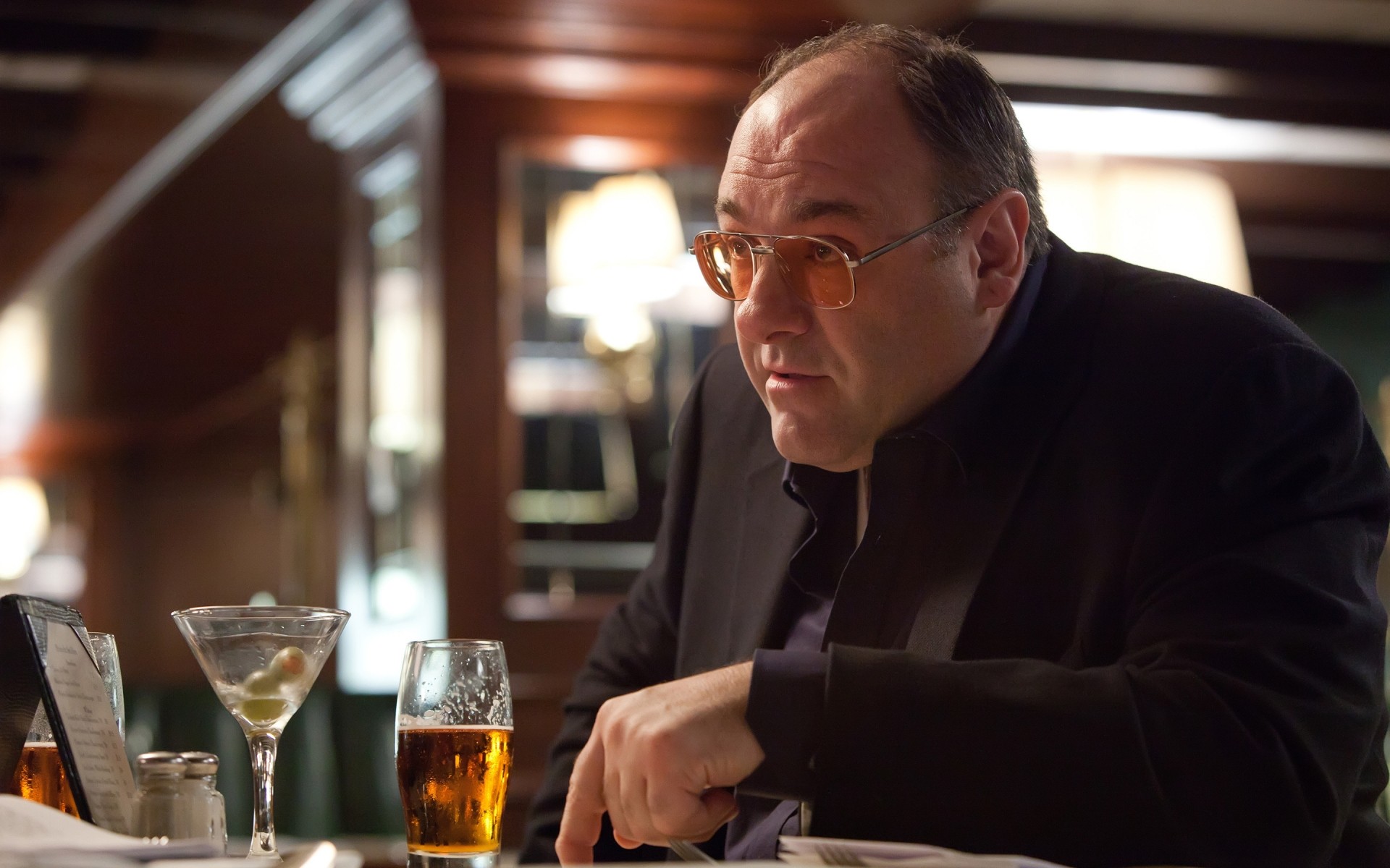 мужчины человек в помещении взрослый ресторан один бар мебель пиво пить сидеть портрет бизнес таблица джеймс гандольфини