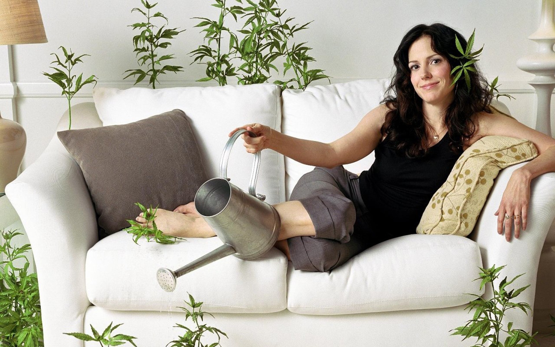 телесериалы диван в помещении женщина релаксация мебель семья номер взрослый сидеть место образ жизни выражение лица девушка отдых счастье удовольствия марихуаны комедия действие зеленый