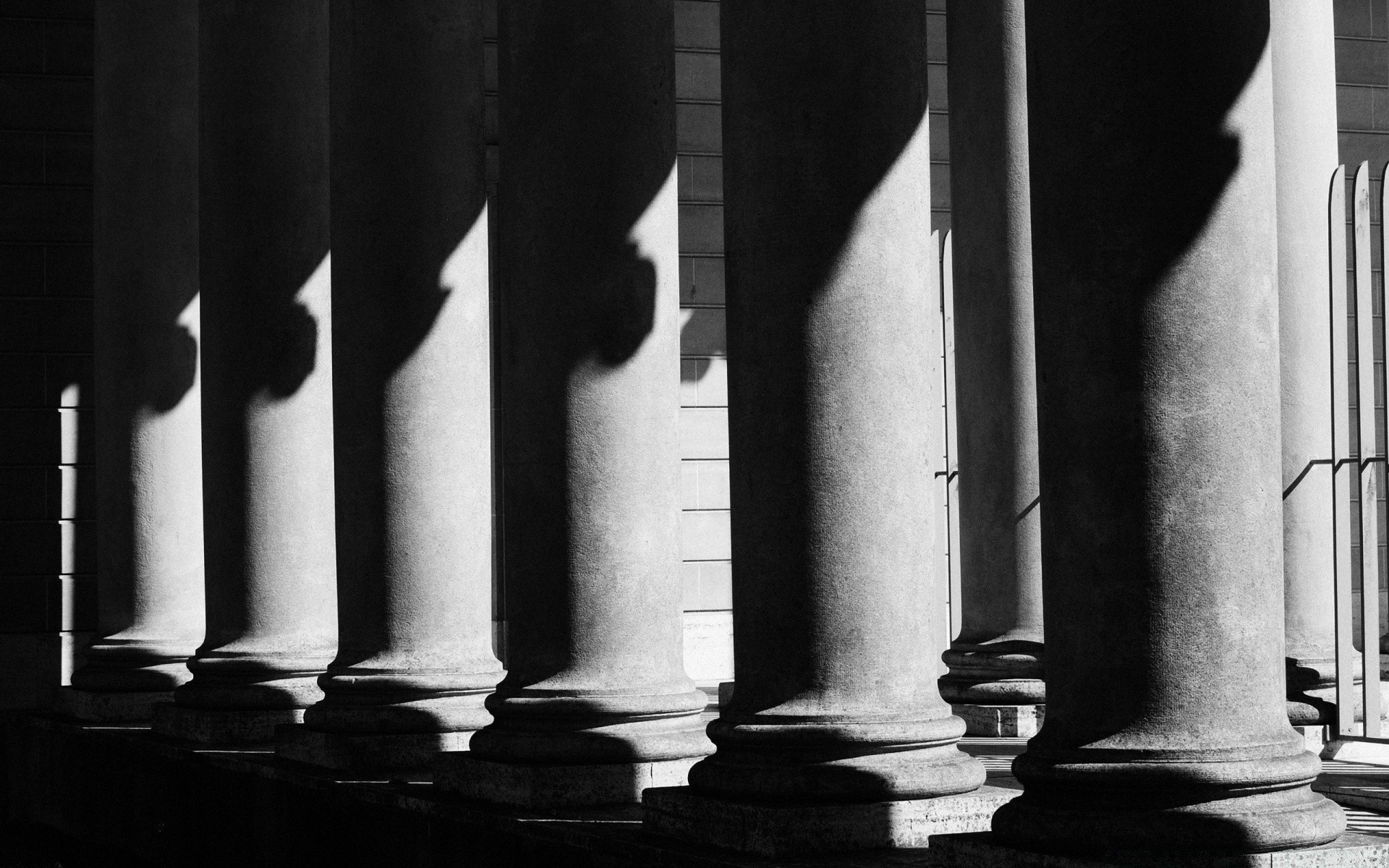 черно-белое монохромный колонки поддержка башня архитектура тень свет в помещении искусство