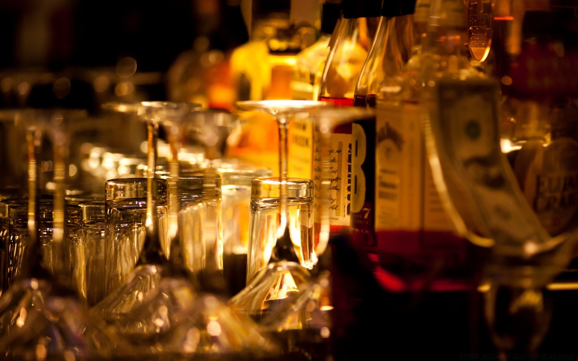напитки бар ресторан вина пить алкоголь праздник участник стекло свеча бутылка паб в помещении кафе ночная жизнь шампанское свет темный рождество