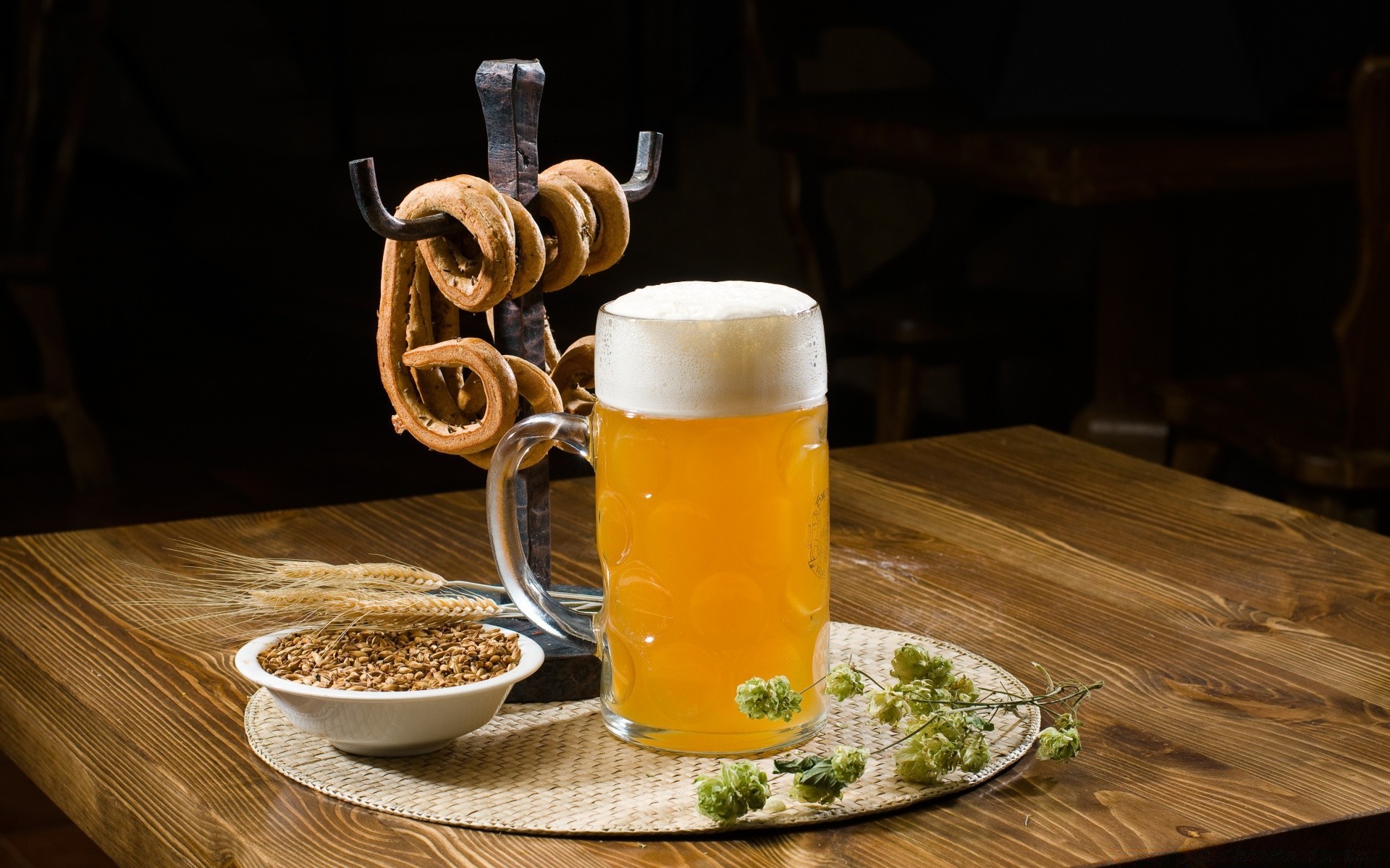 напитки пиво пить пена стекло кружка алкоголь таблица паб бар лагер древесины але еда пивоварня участник традиционные поллитра самогон