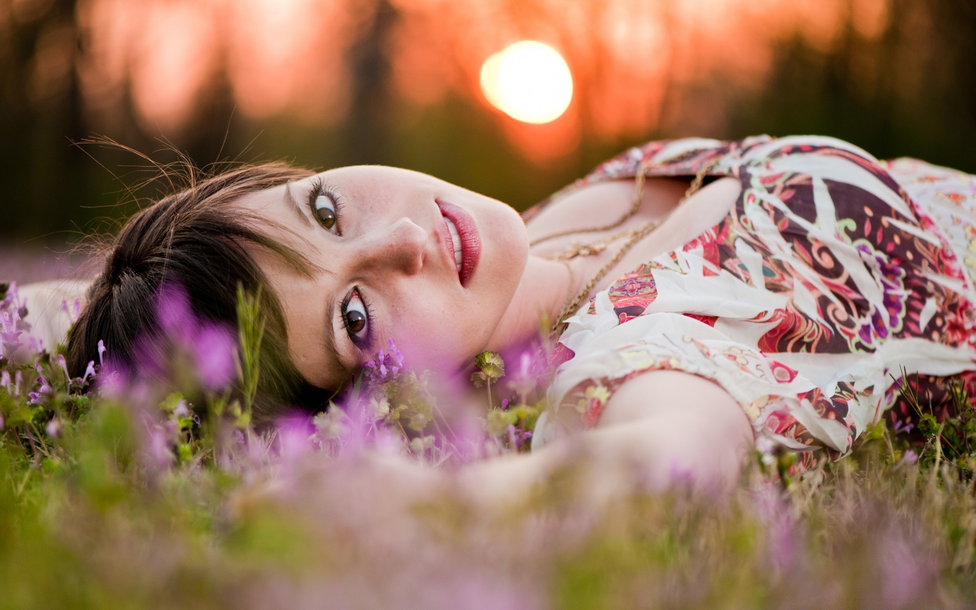 другие девушки природа девушка трава цветок лето женщина портрет красивые мода улыбка на открытом воздухе парк поле солнце мечта релаксация милые любовь модель