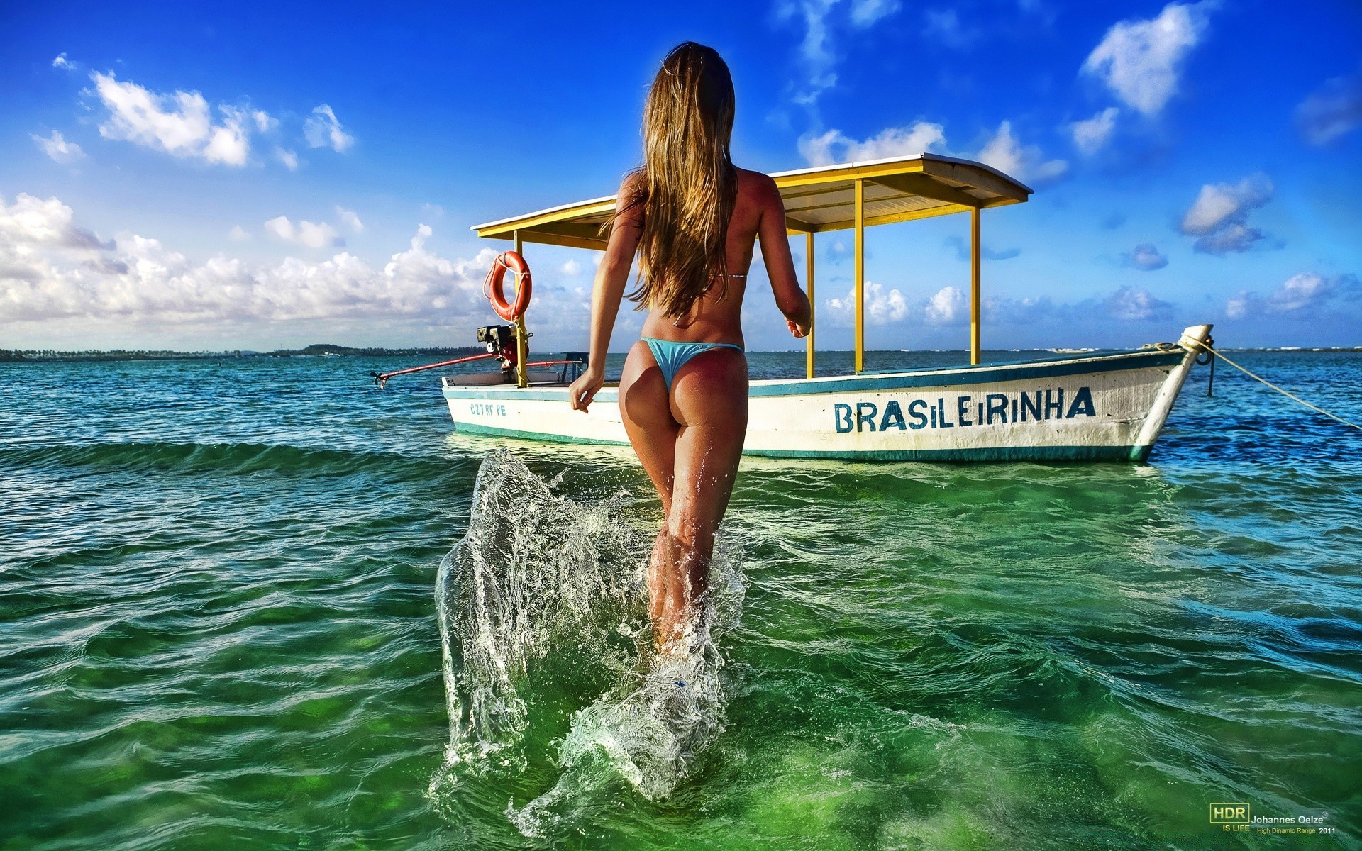 Девушка с обалденными сиськами в пляжной кабинке