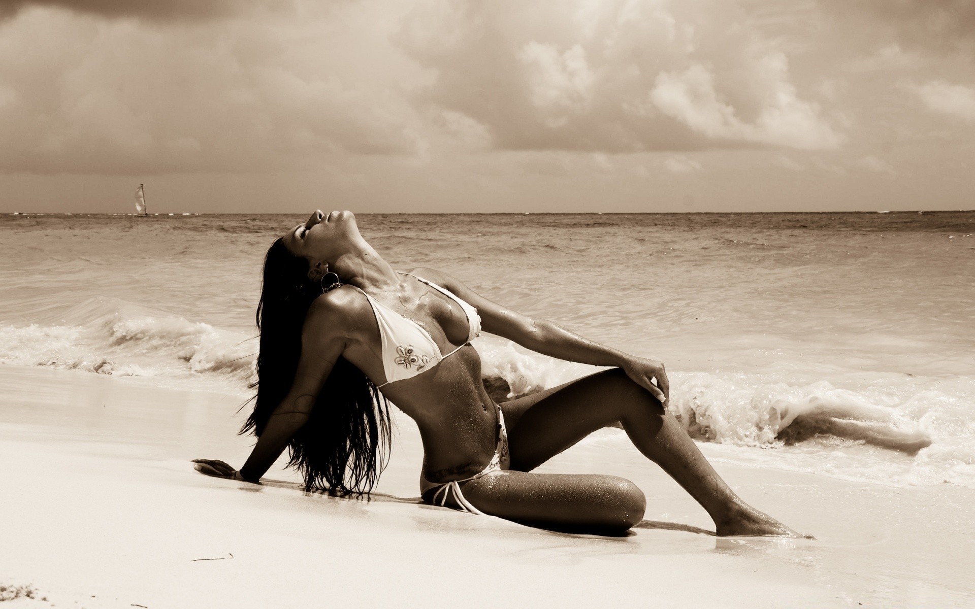 Голая девушка на пляже у моря 