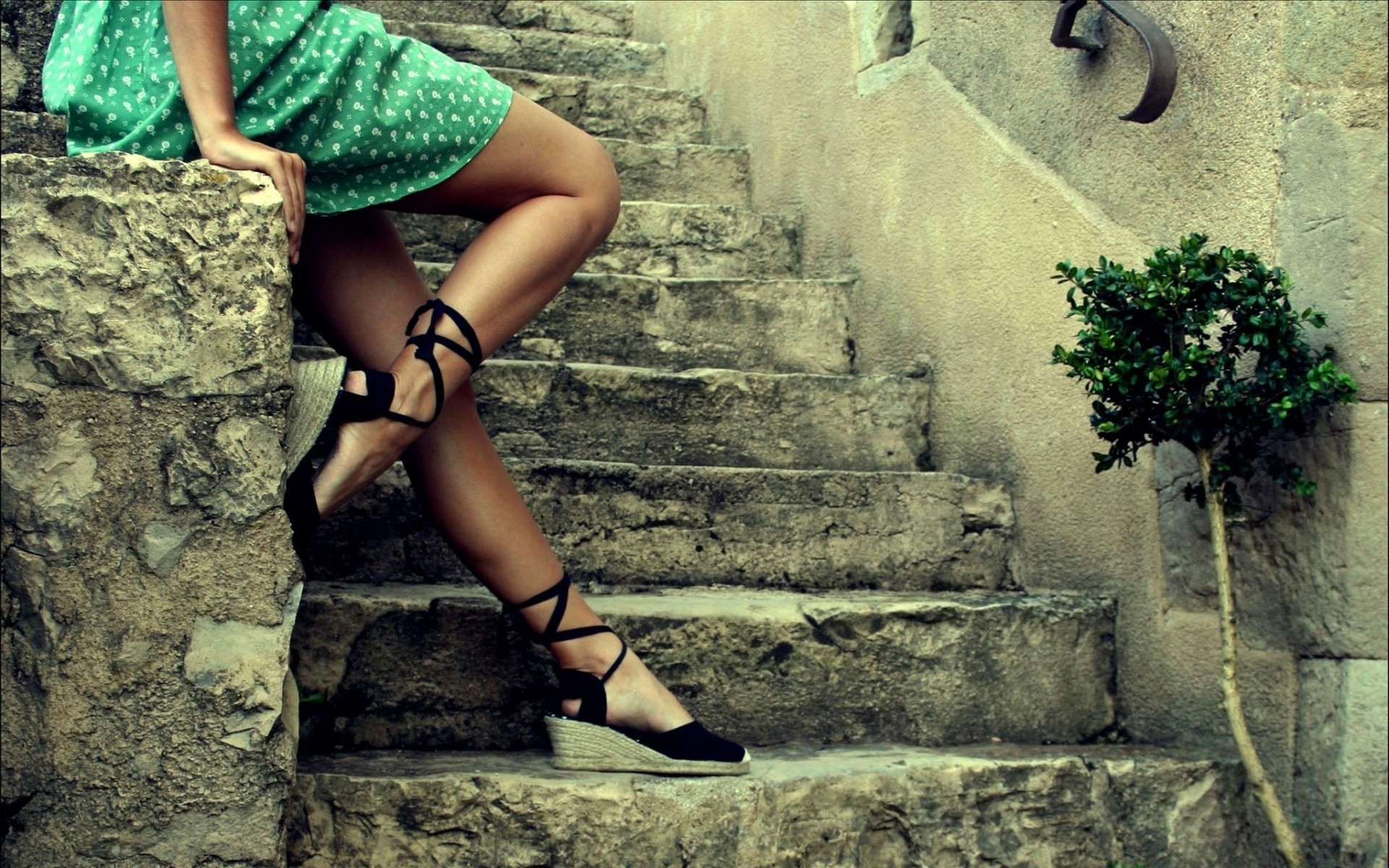 Женщина показывает ножки в чулках со стрелками на лестнице