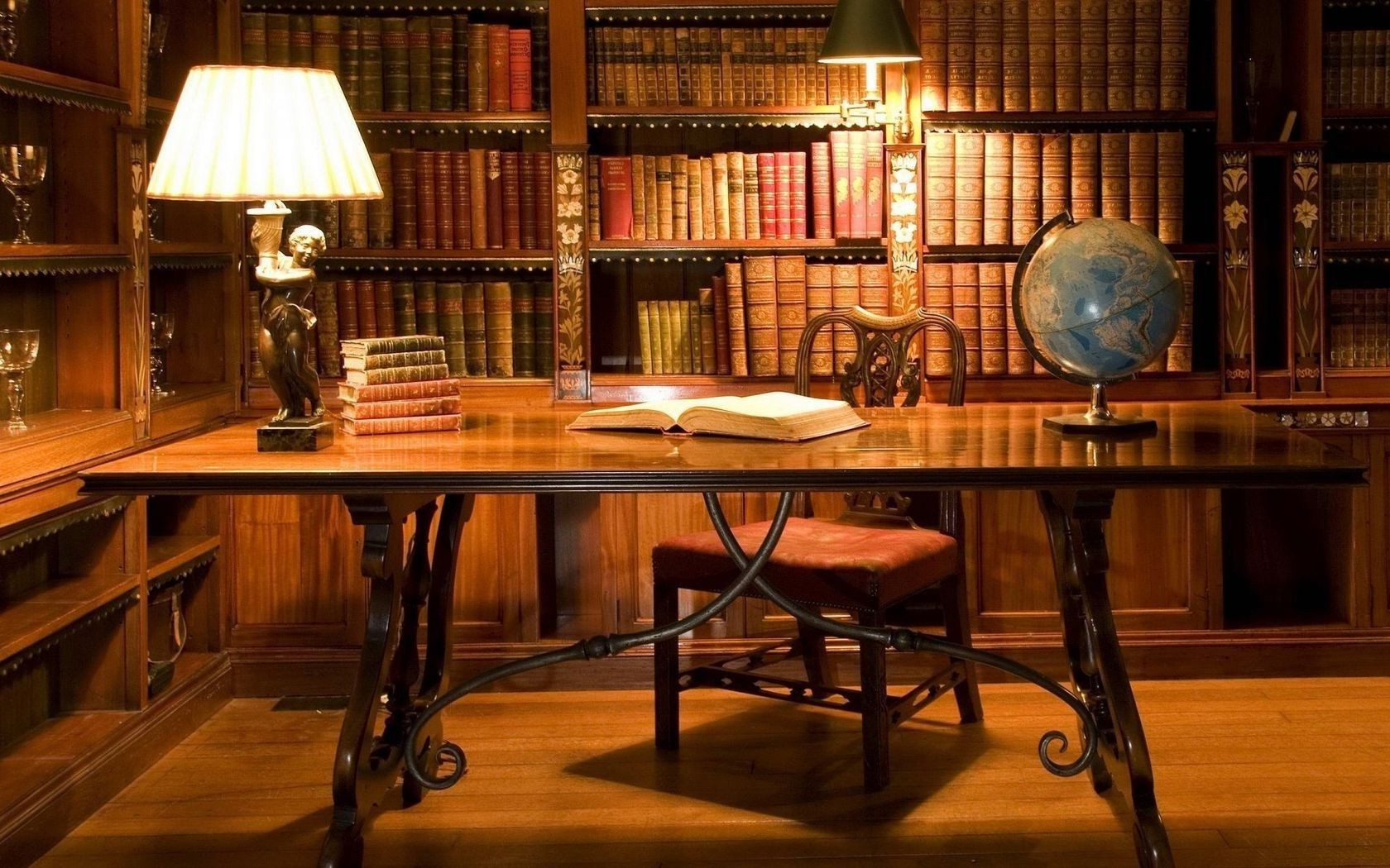 рабочий кабинет мебель полка этажерка номер таблица в помещении лампа внутри место древесины стул библиотека дизайн интерьера дом роскошные дома семья архитектура