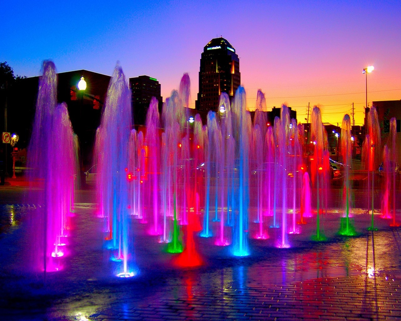 фонтаны вечером подсветкой сумрак центр города город свет архитектура отражение