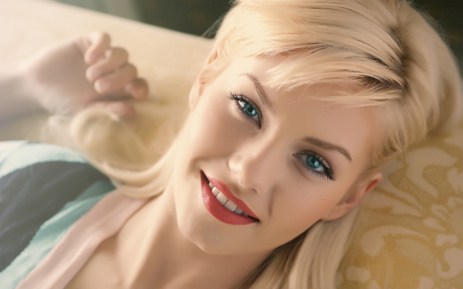 Молодая блондинка с волосатой пиздой обожает жесткий секс