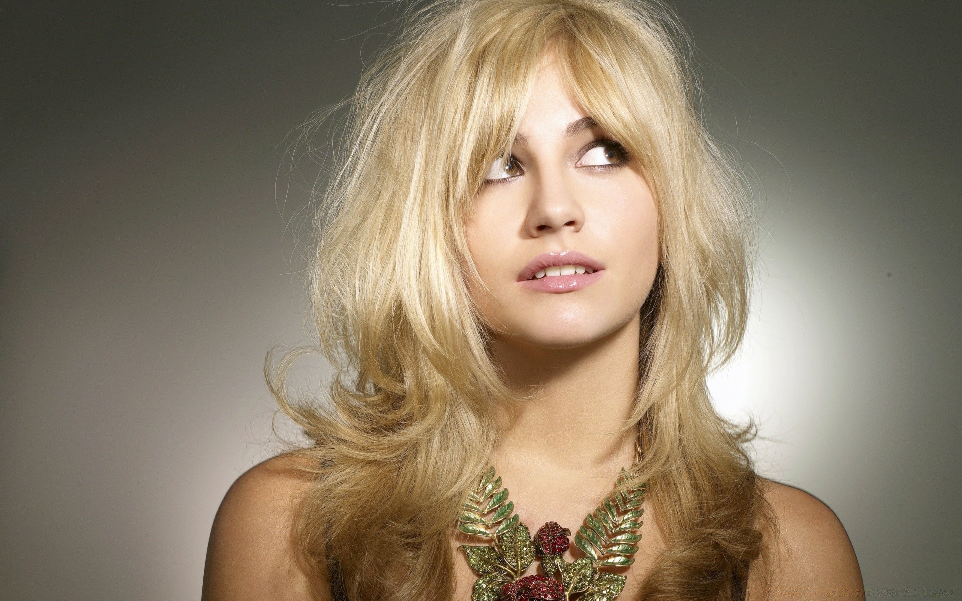певицы женщина мода портрет гламур девушка блондинка один сексуальный модель глаз волосы довольно кожа
