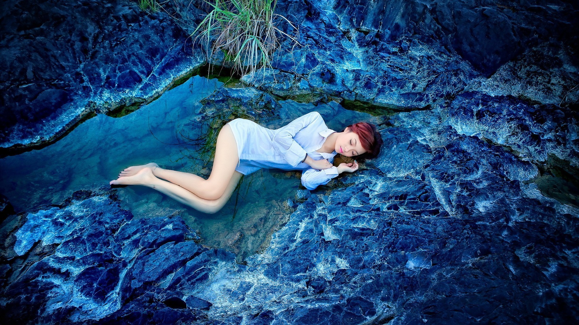 лежа на боку подводный воды океан море плавание один женщина путешествия природа девушка красивые дайвинг портрет взрослый