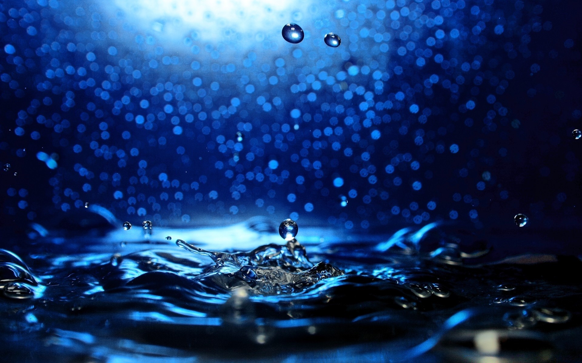 капельки и вода падение мокрый дождь капли воды всплеск чистота пузырь понятно жидкость пить движения пульсация чистые водослива холодная подводный отражение свет