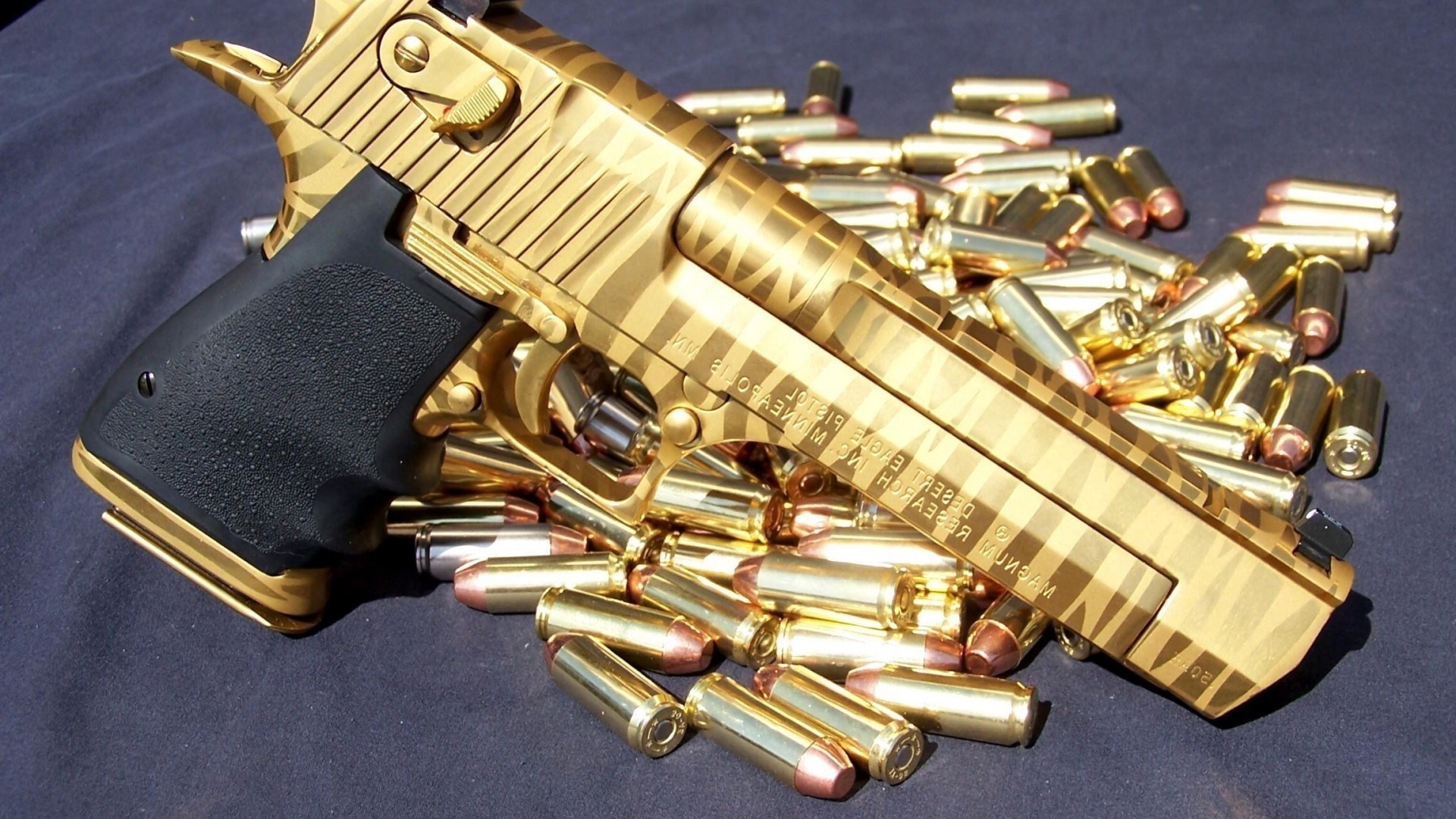 огнестрельное оружие пистолет оружие пистолет преступление латунь боеприпасы пуля безопасности винтовка медь датчик картридж золото закон армия войны силу полиция