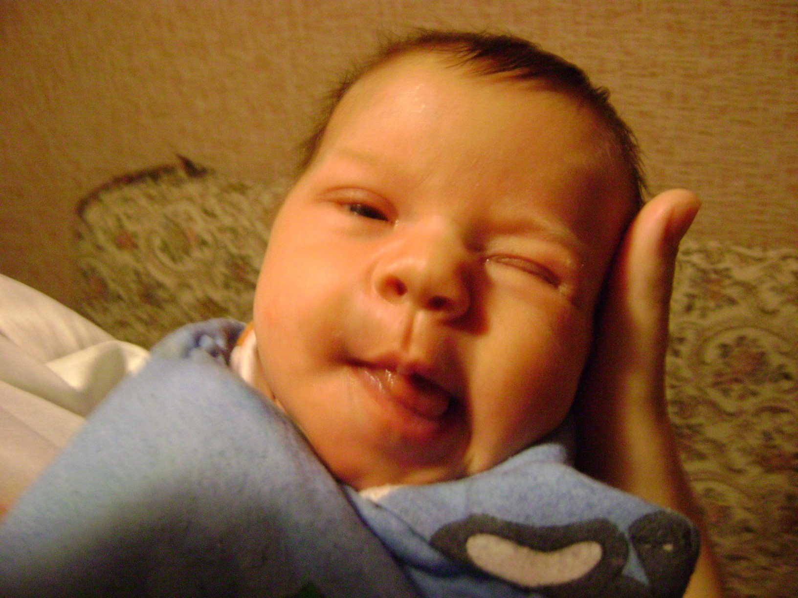 дети ребенок ребенок один новорожденный кровать крышка мальчик портрет выражение лица сон полулежа невинность младенчество потомство спальня в помещении малыш подсосе счастье