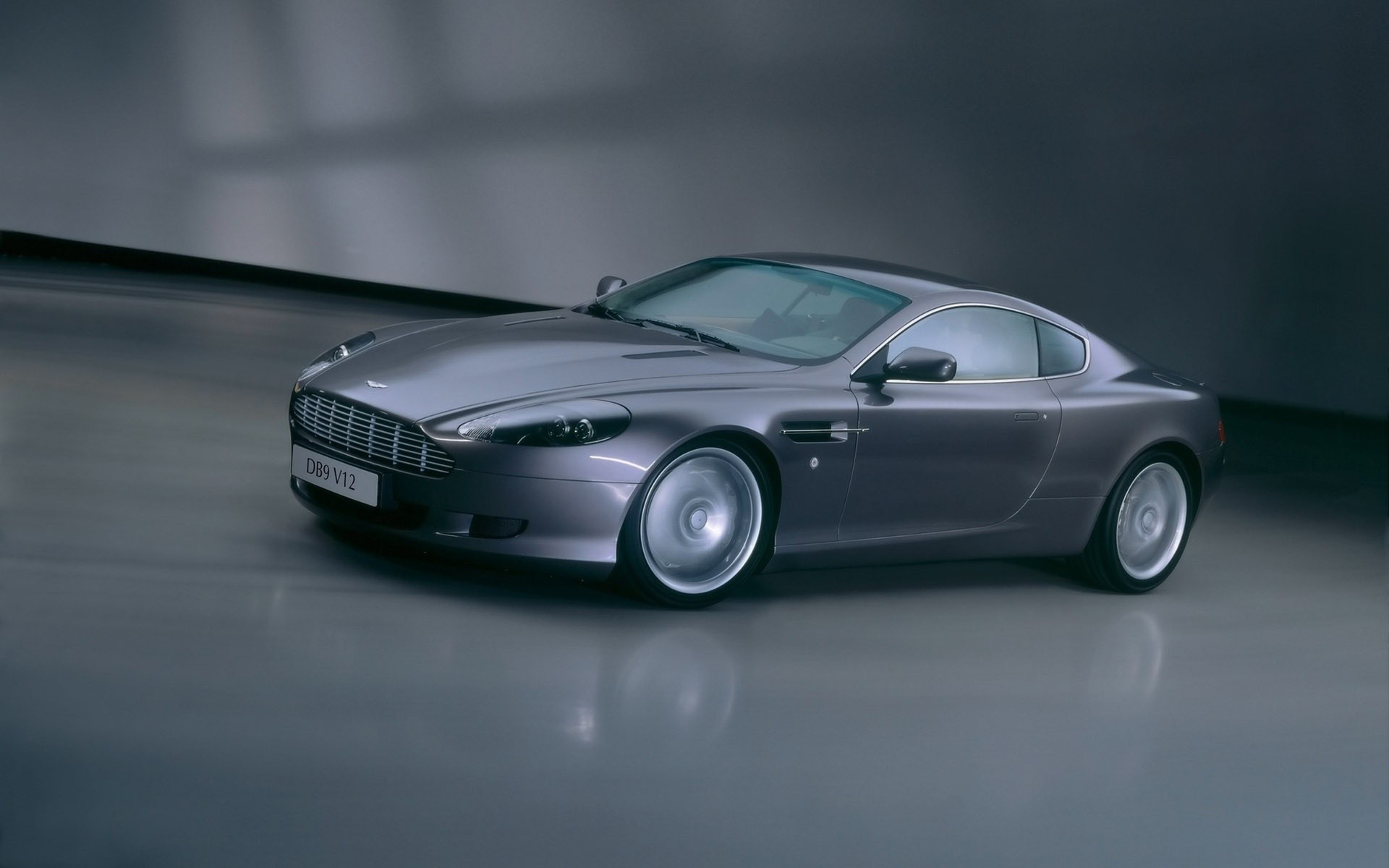 aston martin carro carro chernushka calçada rodas asfalto automotivo cupê meio-dia ação sistema de transporte borrão rápido pressa aston martin db9