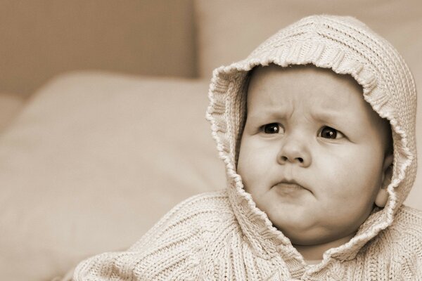 Regard sérieux d un petit enfant