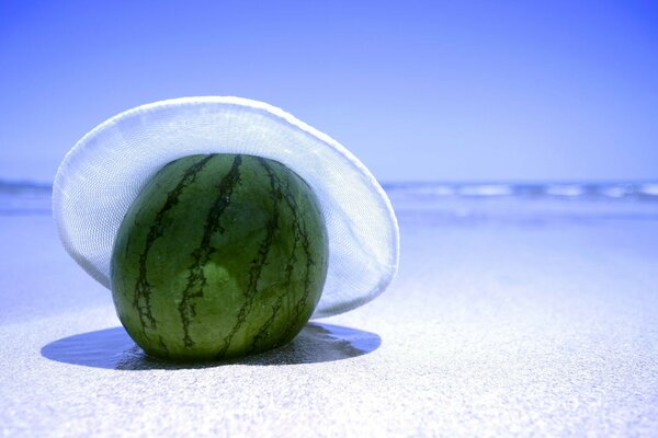 Eine Wassermelone in Panama liegt auf weißem Sand