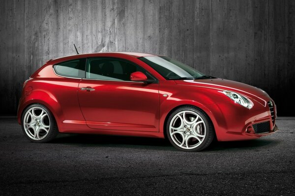 Alfa Romeo қызыл көлігі