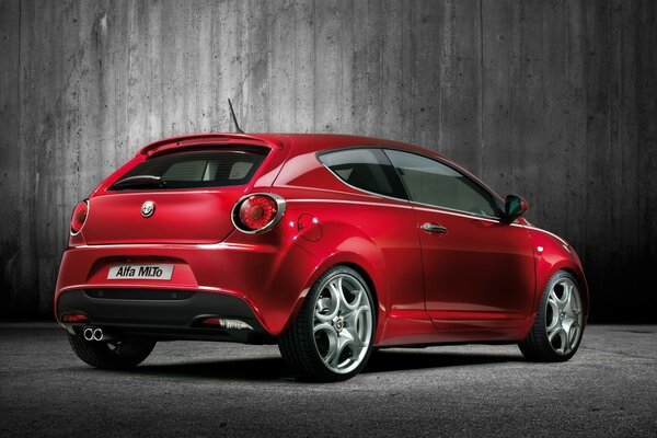 Артқы жағындағы қызыл alfa romeo көлігі 