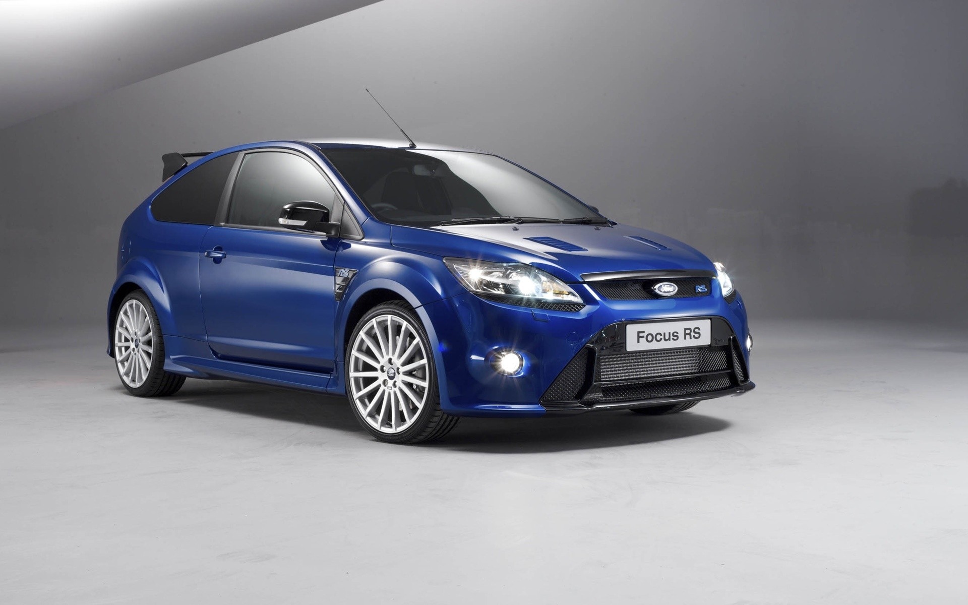 ford auto auto automobile ruote sistema di trasporto berlina unità coupé nigella veloce cofano marciapiede asfalto mezzogiorno azione fretta ford focus rs focus rs