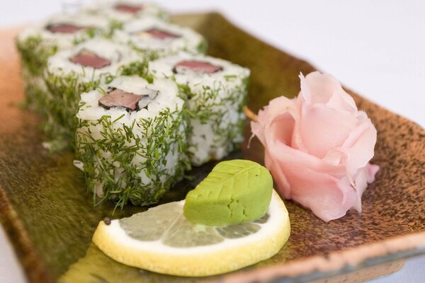 Rouleaux dans une assiette sur la table