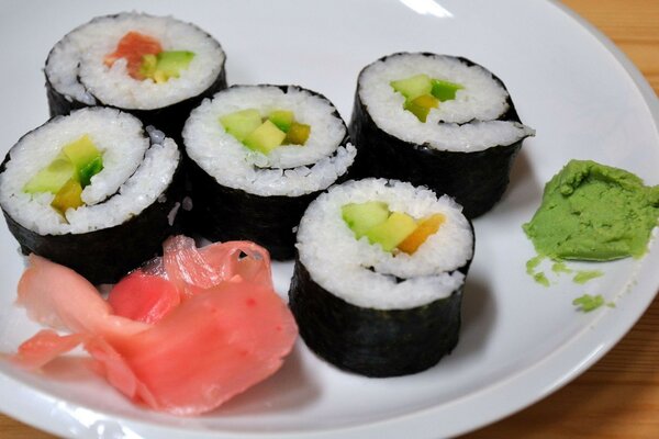 Bestellen Sie Brötchen und Sushi. Wassabi auf einem Teller