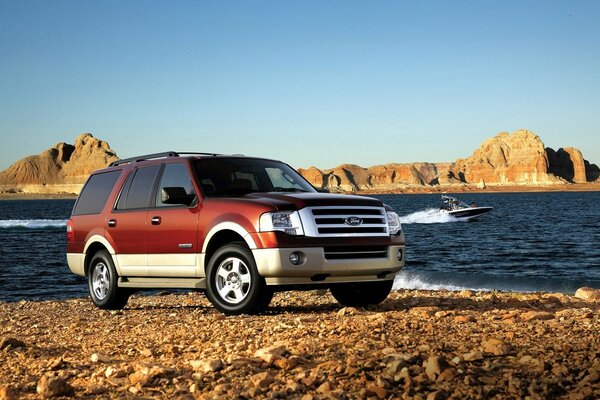 Ford rossa in riva al lago