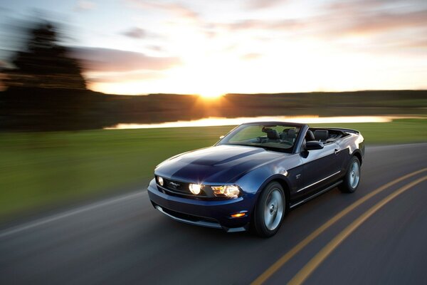 Ford Mustang no asfalto ao pôr do sol