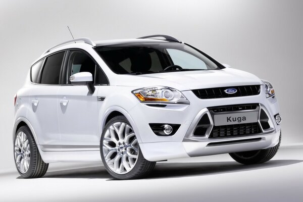 Ford bianco su sfondo bianco