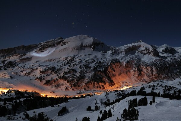 Strada luminosa nelle montagne innevate