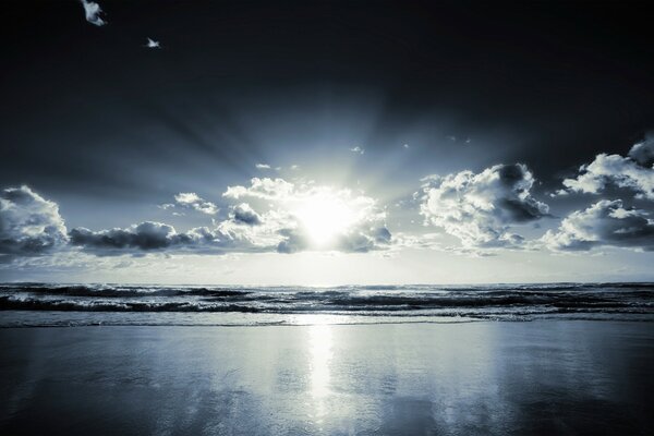 Puesta de sol en la playa cerca del agua