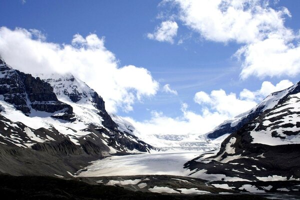 पत्थर के पहाड़ों के बीच बर्फीला कण्ठ