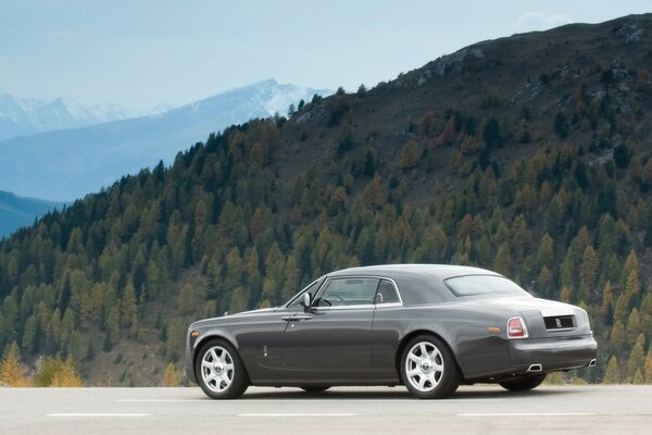 Ein schickes Auto parkte im Hintergrund der Berge