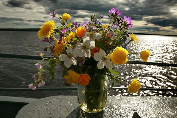 MAZZO DI FIORI SULLO SFONDO DEL MARE