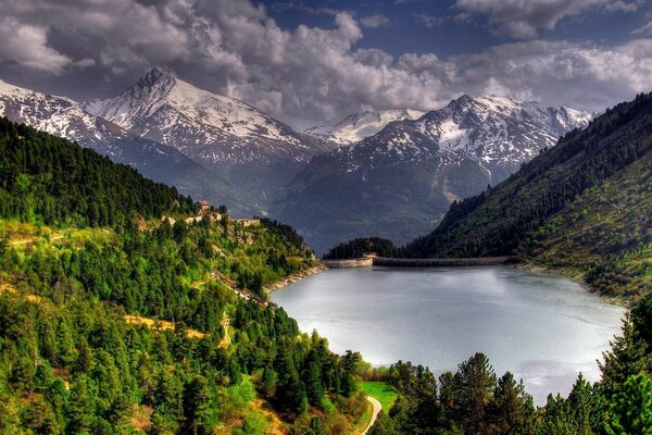 Viaje a las aguas cristalinas de un lago de montaña