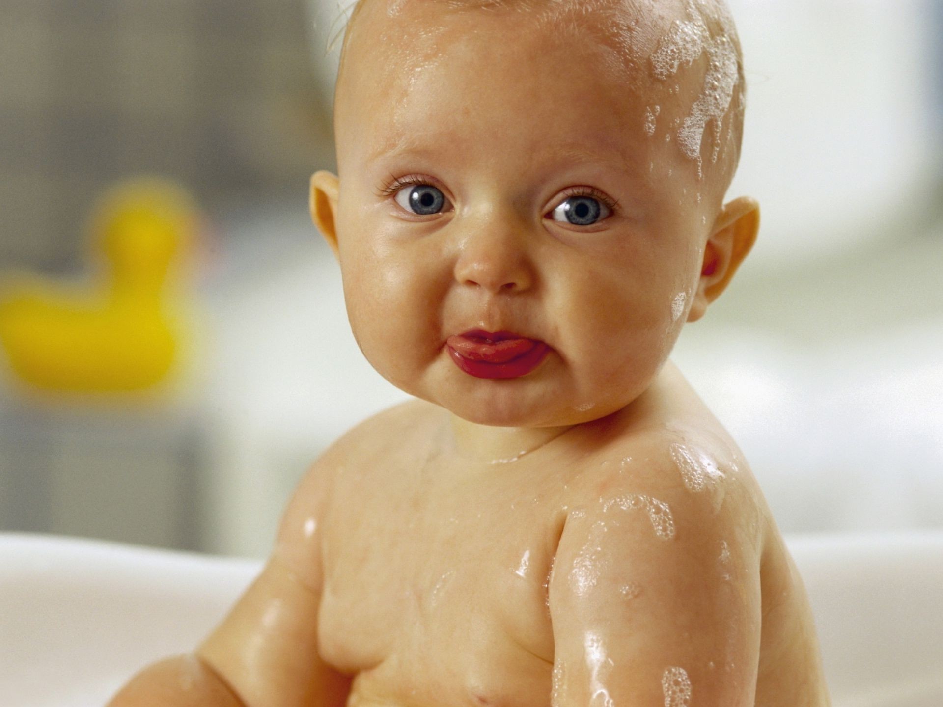 bébés bébé enfant garçon peu à l intérieur innocence salle de bain baignoire mignon bambin bain savon nu plaisir