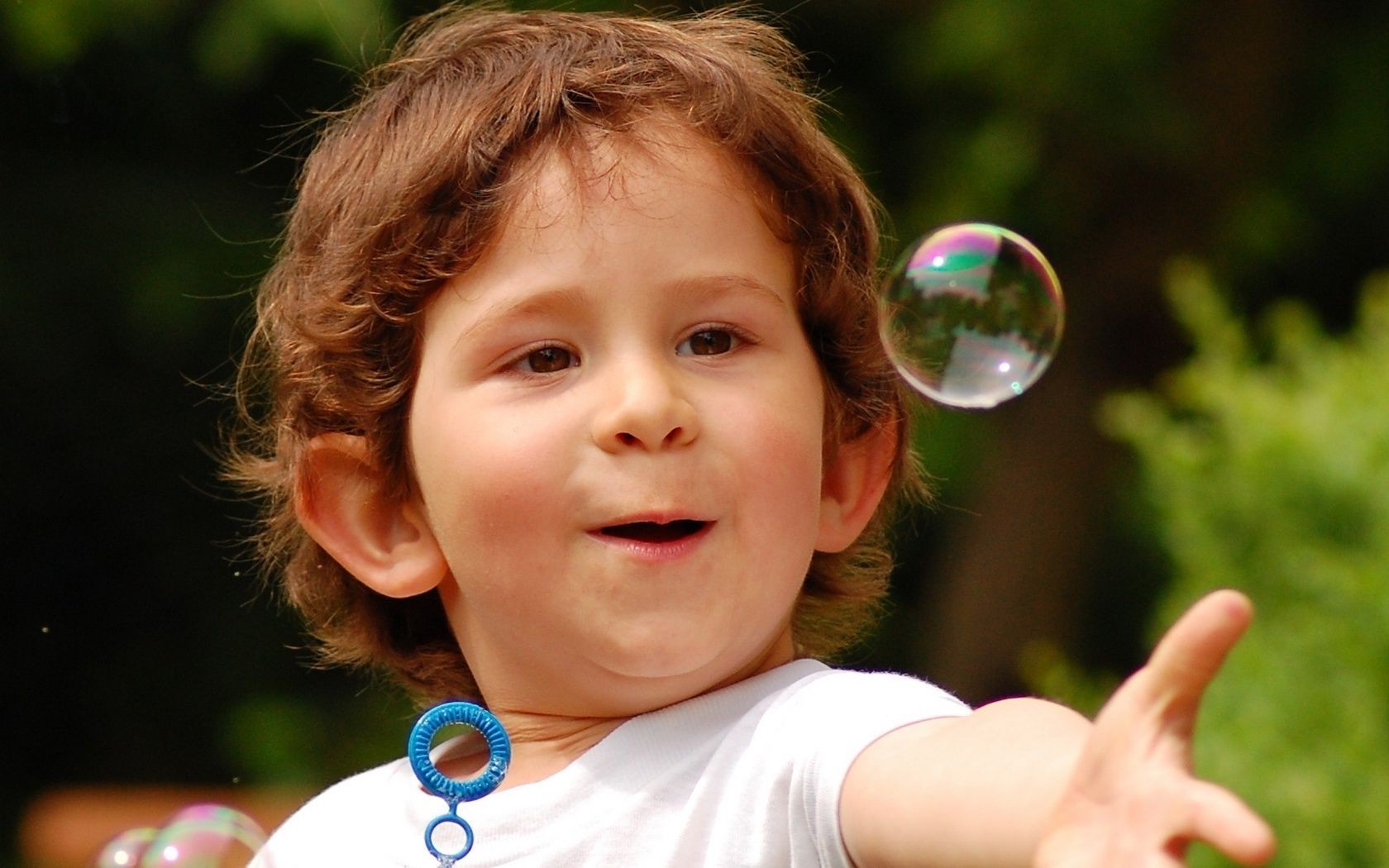 enfants enfant plaisir peu mignon fille joie sourire portrait bonheur nature belle enfant été à l extérieur plaisir parc