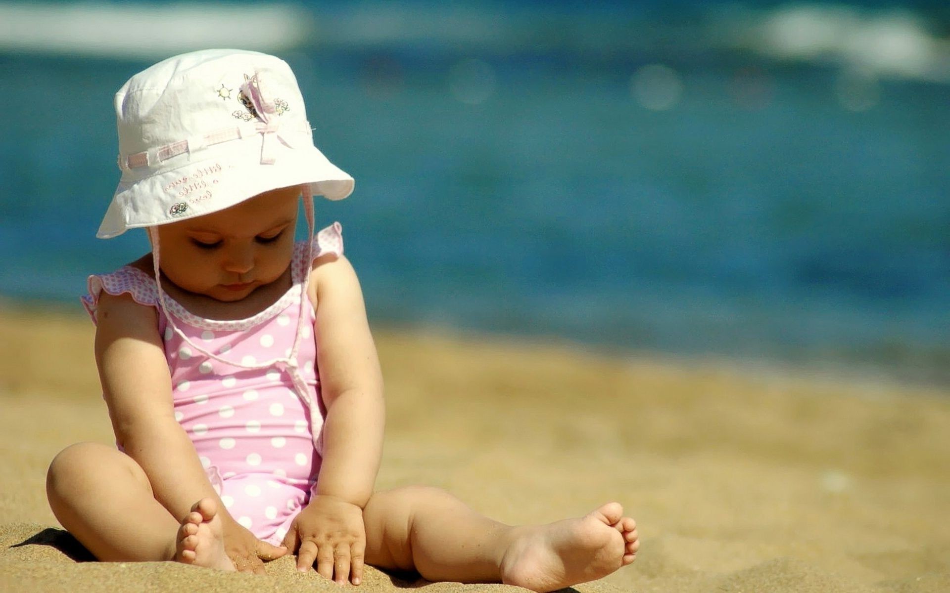 dzieci na zajęcia dziecko plaża na zewnątrz woda dziecko lato dziewczyna wypoczynek piasek podróże przyjemność morze mało światło dzienne maluch morze wypoczynek przyjemność wakacje