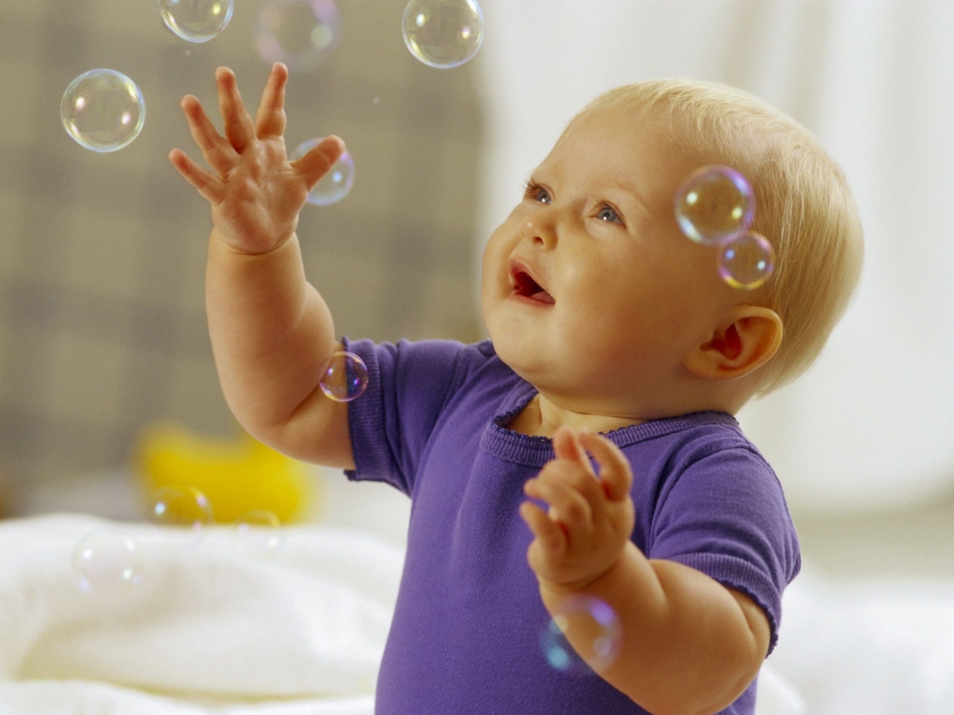 babes criança criança pequeno fofa inocência menino dentro de casa diversão retrato criança felicidade brinquedo menina solteiro família