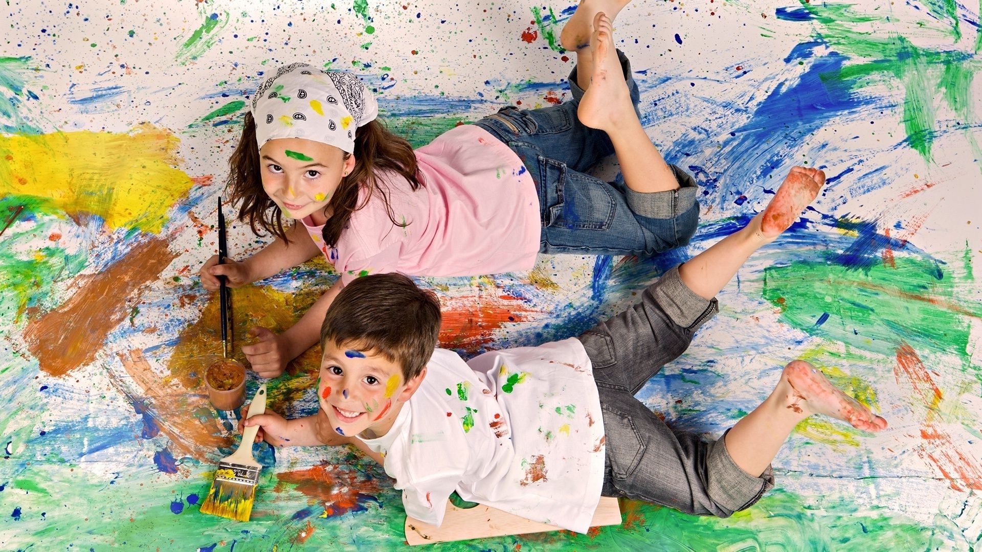 los niños detrás de la actividad creatividad pintura niño artista diversión cepillo gouache arte cepillo primaria artística chica ocio sucio educación preescolar jóvenes niño poco