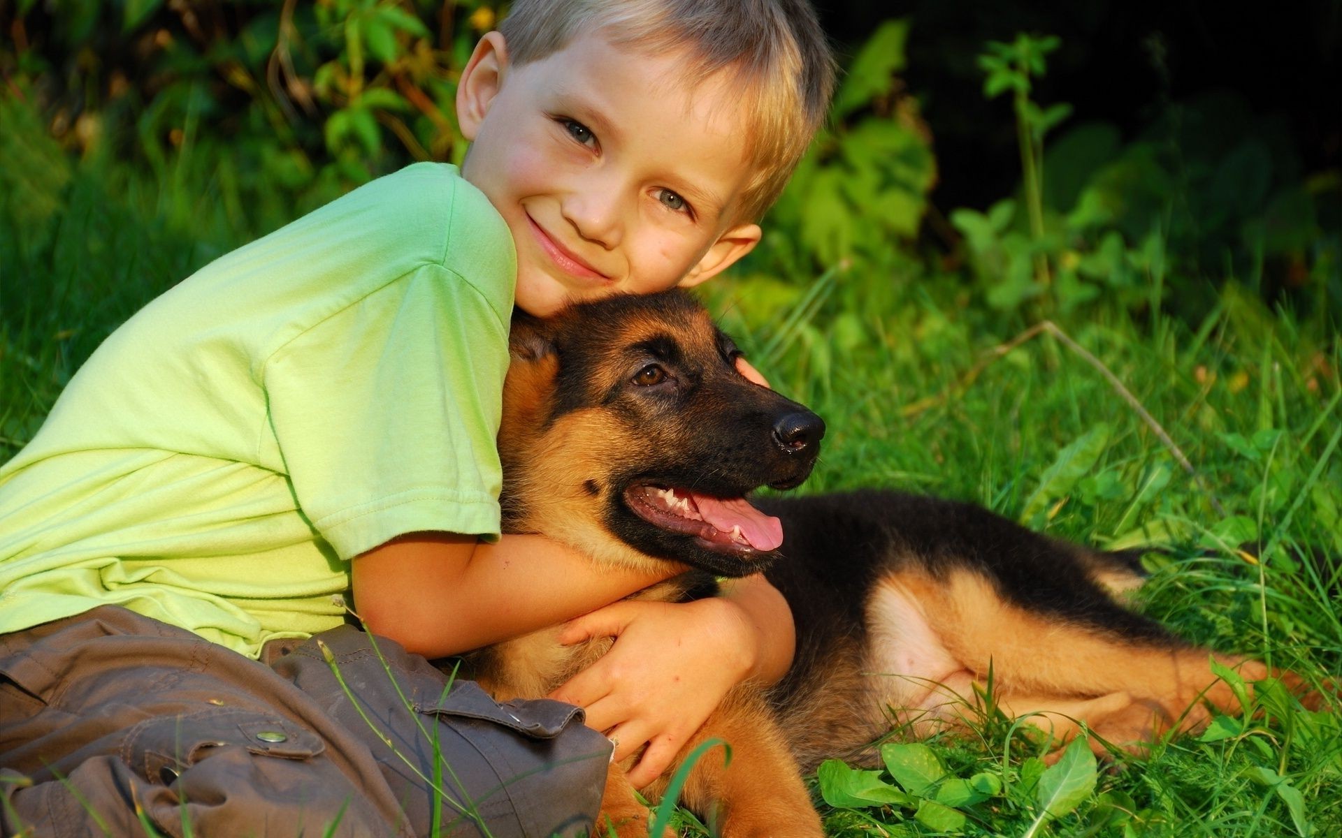 https://million-wallpapers.ru/wallpapers/0/12/9594105141767592894/malchishka-v-obnimku-s-shhenkom-ovcharki.jpg