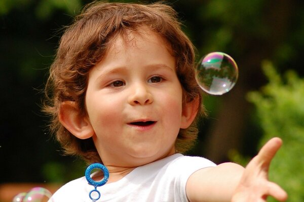 Bulles de savon et bébé, malice, enfance