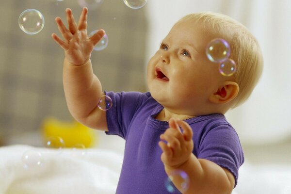 Criança brincando com bolhas de sabão