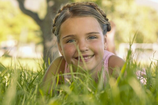 Enfant sur la nature dans l herbe en été