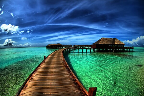 Holzbrücke , Strand und klares Meer