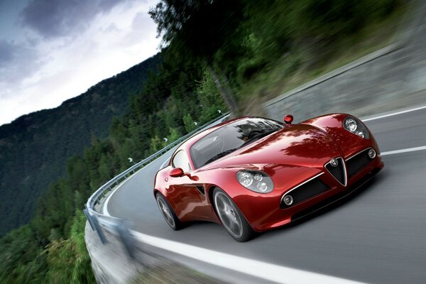 Alfa Romeo corre em srepantin