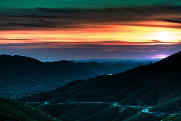 血色夕阳下的阴森山