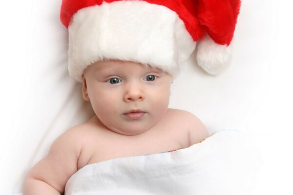 Bambino sveglio nel cappello di Babbo Natale