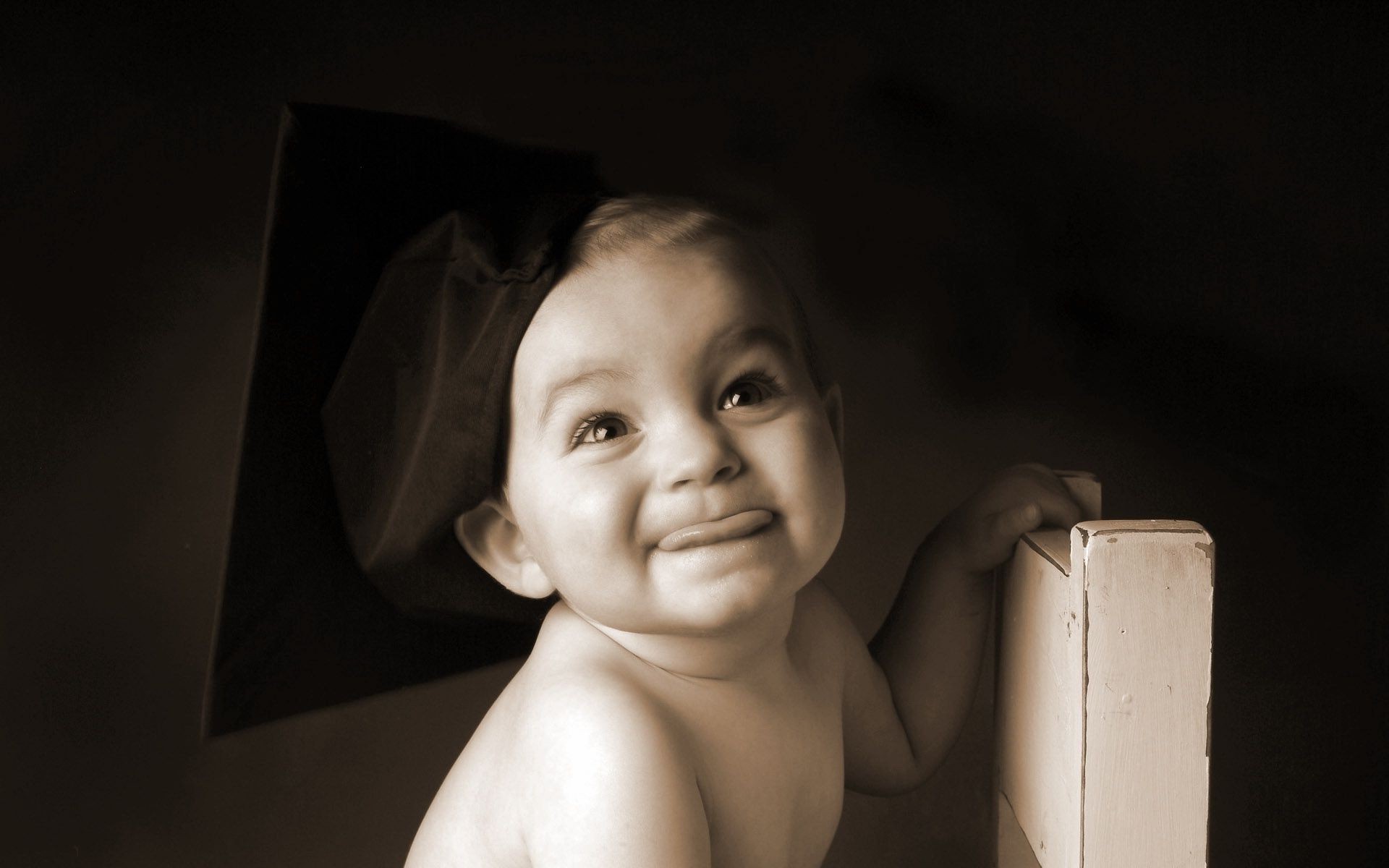 bébés portrait unique fille enfant monochrome expression faciale adulte femme à l intérieur porter