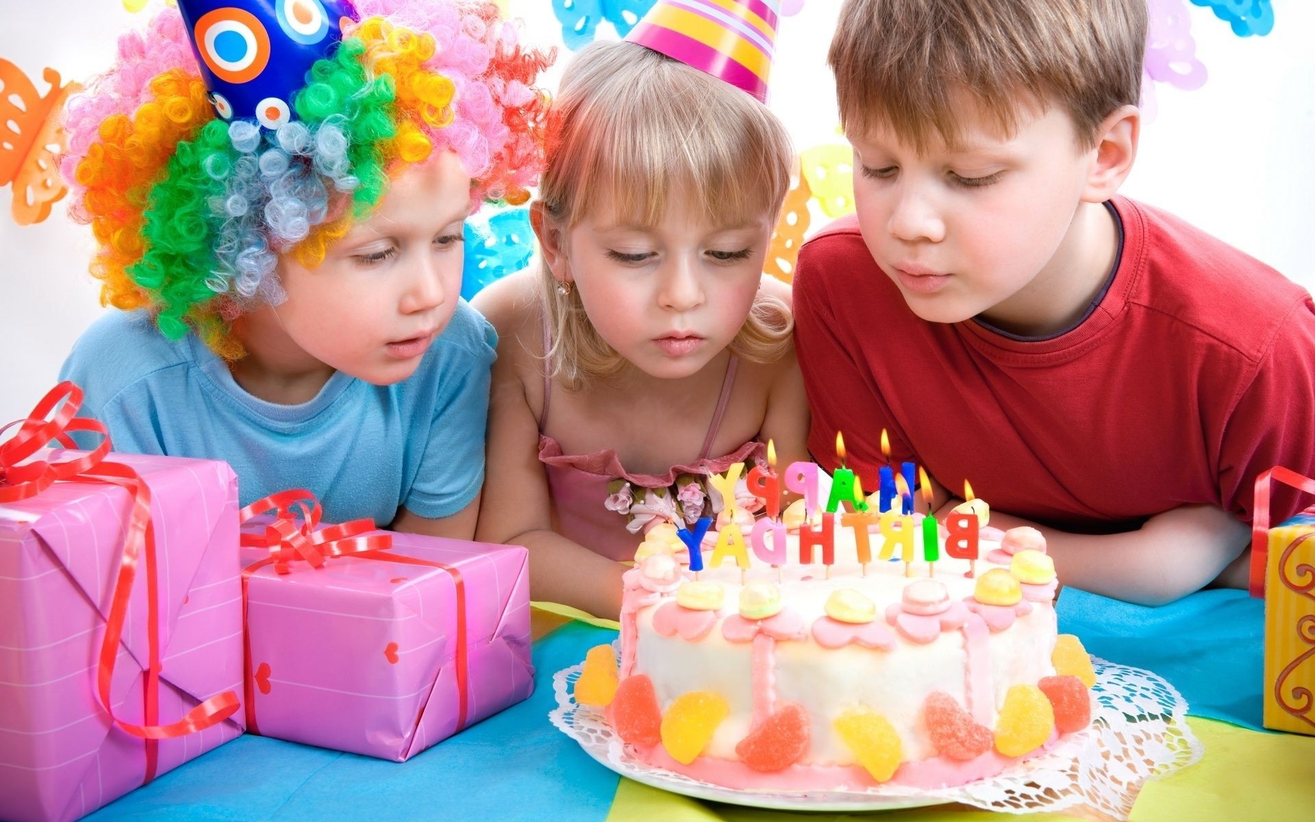 bambini bambino compleanno divertimento carino poco torta di compleanno vacanza torta caramelle pasticceria prescolare gioia felicità giocattolo ragazza famiglia natale partito scuola materna regalo