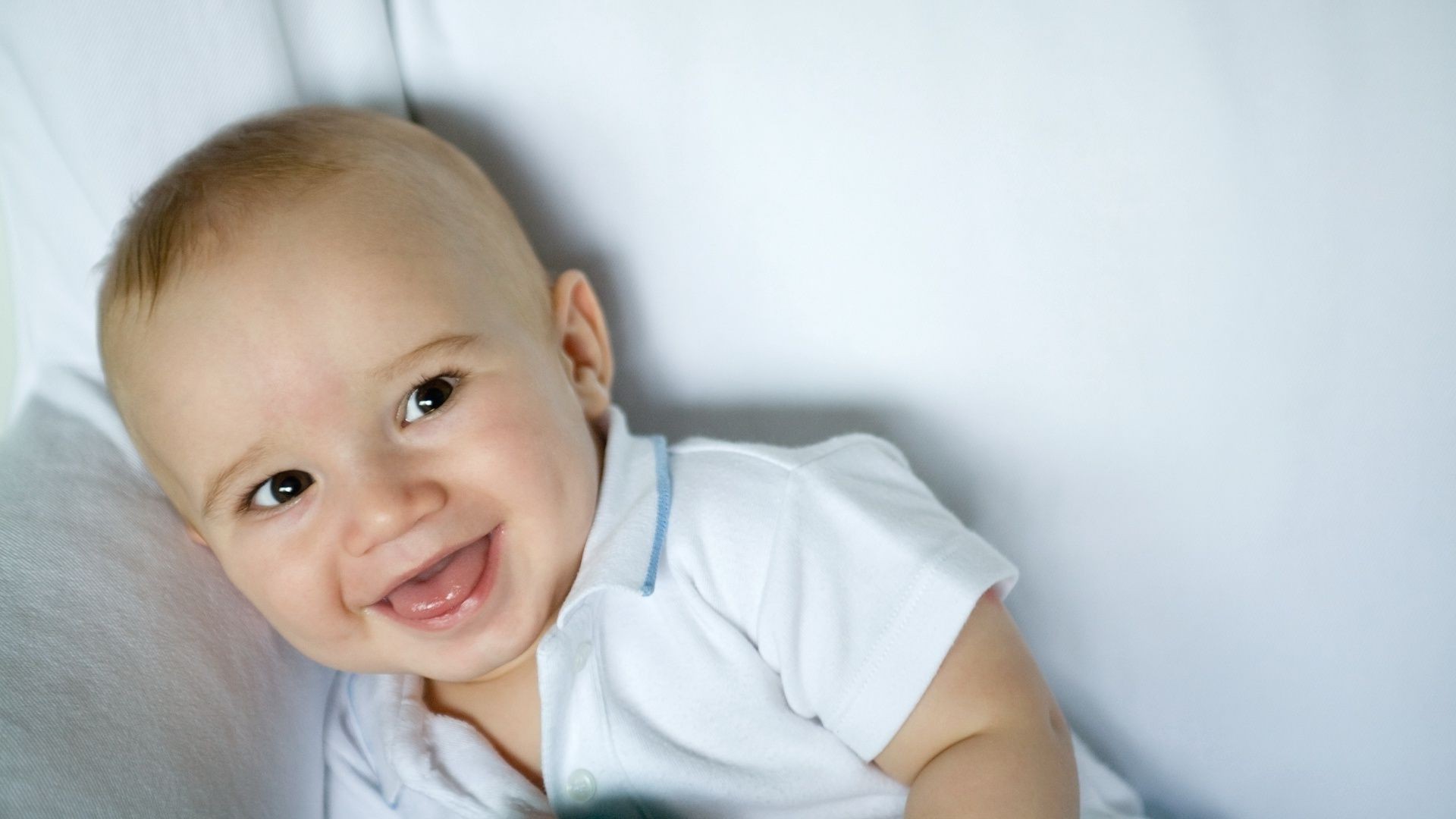 niños riendo bebé interior bebé niño inocencia lindo pequeño retrato expresión facial familia solo niño relajación